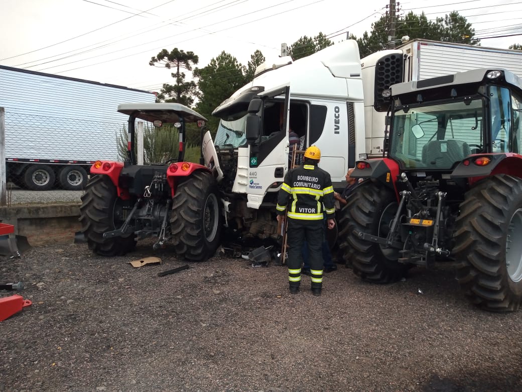 Caminhão perde o controle e atinge carro e também 2 tratores da empresa Massey Ferguson em Mafra